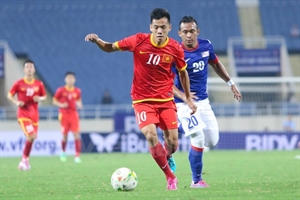 Nguyen Van Quyet (red, front) scored the second goal at the 60th minute (Photo: VNA)