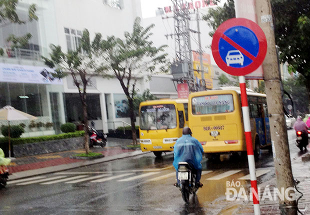 Cú ôm cua quá nhanh từ đường Điện Biên Phủ vào đường Hà Huy Tập trong khi một xe buýt khác đang di chuyển theo hướng ngược lại vào sáng 3-12, khiến không ít người đi đường giật mình và tránh ra hai bên để nhường đường.