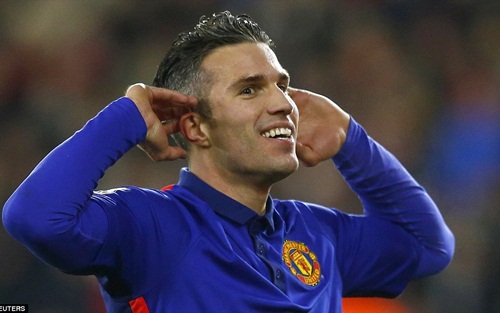 Van Persie là người hùng của trận đấu với một cú đúp. (Ảnh: Reuters)