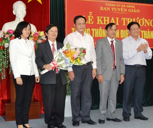 Deputy Secretary Tri (first right) and the website’s editorial board 