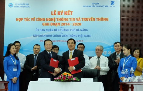 Pham Duc Long (left) and Phung Tan Viet at the signing The ceremony of signing the agreement (Photo: danang.gov.vn)