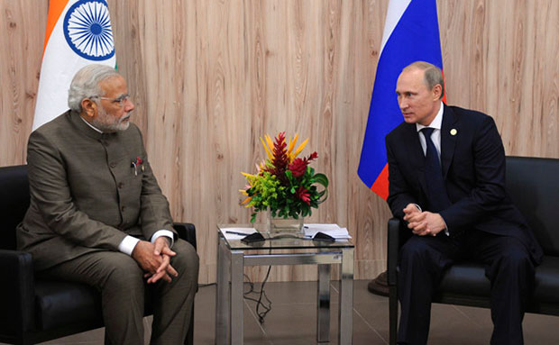 Tổng thống Nga Vladimir Putin (phải) và Thủ tướng Ấn Độ Narendra Modi trong một cuộc gặp gỡ. 						       		         Ảnh: Reuters