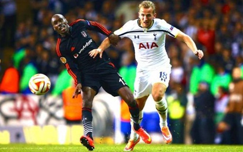 Tottenham (áo trắng) tuột ngôi đầu bảng C sau trận thua Besiktas. (Ảnh: AP)