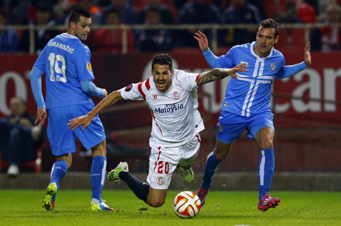 Victor Machin (Sevilla, áo trắng) đột phá giữa các hậu vệ Rijeka - Ảnh: Reuters