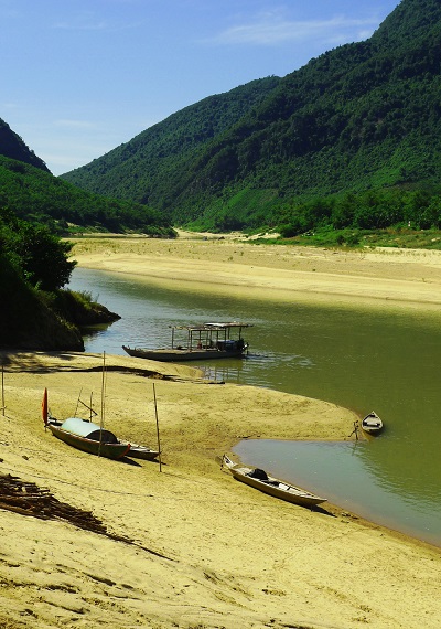   This peaceful riverbank looks like a watercolour painting