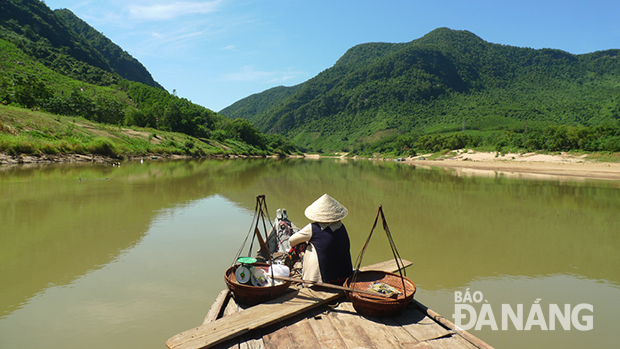 Những chiếc thuyền ngược suôi sông Thu Bồn tô thêm vẻ đẹp cho kỳ quan thiên nhiên Hòn Kẽm Đá Dừng.