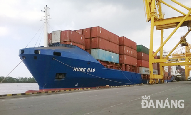 Hãng tàu container nội địa Hưng Đạo đang bốc xếp hàng hóa tại cảng Tiên Sa.