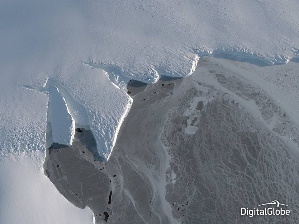 Đây là vùng Nordenskjold Basin ở Antarctica vào ngày 12/3/2014. Vệ tinh có tác dụng theo dõi tính hình băng tan cũng như ảnh hưởng của biến đổi khí hậu tại đây.