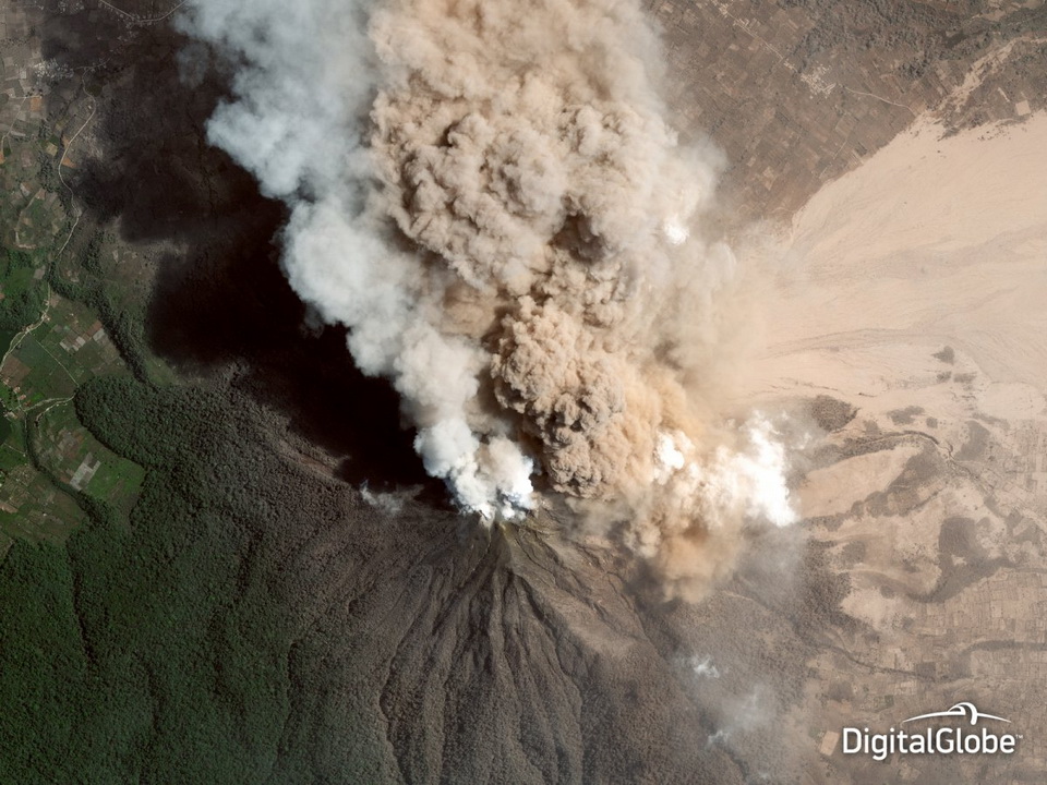 Núi lửa Mount Sinabung phun trào tại Indonesia vào ngày 23/1/2014. Các bức ảnh từ vệ tinh sẽ giúp người ta có thể theo dõi và đánh giá thiệt hại chính xác hơn.