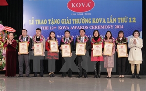 Vice President Nguyen Thi Doan (first L) presented gifts to outstanding individuals at the ceremony. (Photo: VNA)