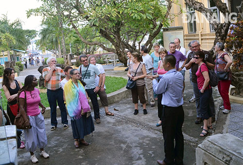 Foreign tourists at the Da Nang Museum of Cham Sculpture