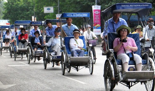 Chinese tourists travel around Hoan Kiem Lake in Hanoi in this June 21, 2007 file photo.