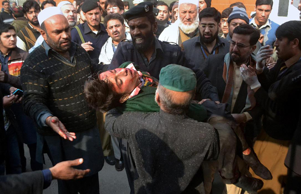 Một học sinh bị thương trong vụ tấn công do Taliban thực hiện. Ảnh: AP