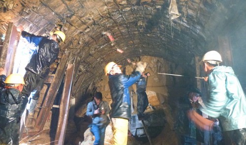 Technicians are bringing equipment into the tunnel to serve the rescue activities