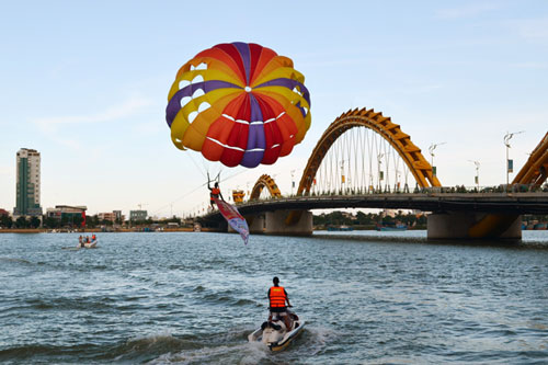 Parachute surfing on the Han River