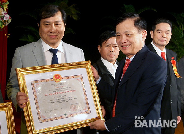 Bí thư Thành ủy, Chủ tịch HĐND thành phố Trần Thọ trao danh hiệu vinh dự Nhà nước Bà Mẹ Việt Nam anh hùng.           					 Ảnh: PHƯƠNG TRÀ