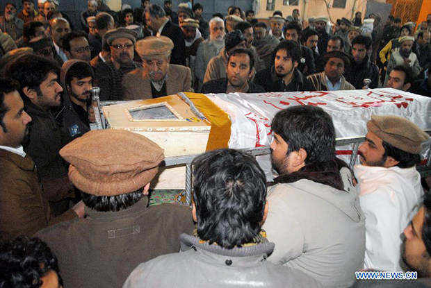 Hàng loạt tang lễ diễn ra ở Pakistan vào ngày 17-12. 		      Ảnh: THX