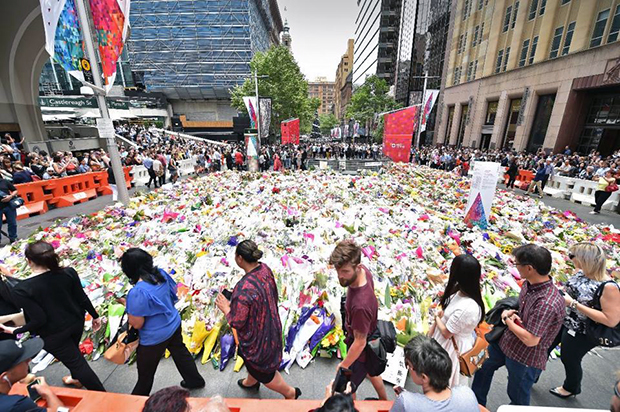 Nhiều người đặt hoa tưởng niệm các nạn nhân ở trung tâm Sydney.                                                       Ảnh: AFP