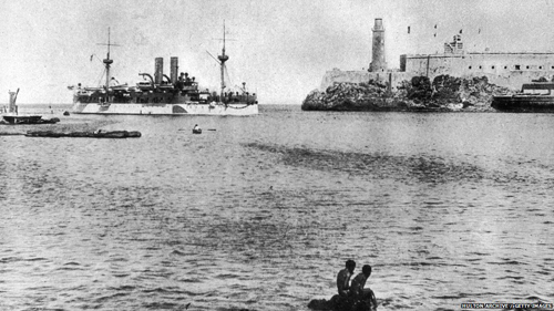 Chiến hạm Mỹ USS Maine neo ở cảng Havana của Cuba năm 1897, vào thời điểm Cuba đấu tranh chống thực dân Tây Ban Nha để giành độc lập. Vụ đắm tàu USS Maine vào năm 1898 đã châm ngòi cho cuộc chiến Tây Ban Nha - Mỹ, dẫn đến việc Mỹ nắm quyền kiểm soát Cuba. 