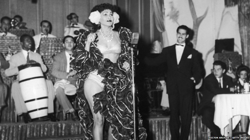 Một vũ công rhumba trình diễn tại một CLB ở Havana trong những năm 1940, trong bối cảnh cuộc sống tự do ban đêm ở thủ đô của Cuba thu hút cả những vị khách lẫn các nhà đầu tư từ Mỹ. Năm 1952, tướng Batista trở lại nắm quyền lực với sự hậu thuẫn của Mỹ. 