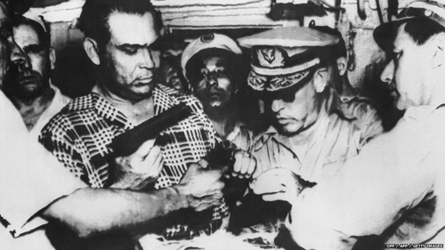 Nhiều người Cuba không bằng lòng với sự độc tài của tướng Batista. Trong ảnh, vị Tổng thống thứ 19 của Cuba (trái), kiểm tra các loại vũ khí bị thu giữ trong một vụ nổi dậy bất thành do người thanh niên trẻ tuổi Fidel Castro lãnh đạo.