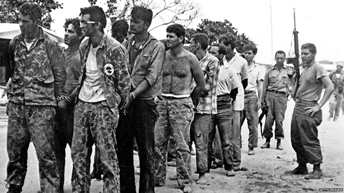 Những người Cuba lưu vong liên quan trong nỗ lực xâm lược được Mỹ hậu thuẫn bị bắt giữ. Lãnh tụ Fidel Castro tuyên bố Cuba là một nhà nước cộng sản, và là đồng minh của Liên bang Xô Viết.