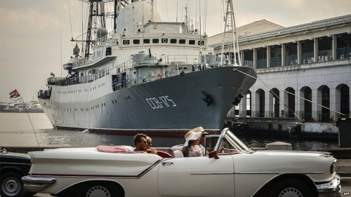 Việc trao đổi tù nhân vào năm 2014 diễn ra sau tuyên bố Cuba và Mỹ theo đuổi việc bình thường hóa quan hệ. Tại cảng Havana năm 2014, các mối liên hệ lịch sử của Cuba với Moskva và Washington được phản ánh qua hình ảnh một chiếc xe vintage Mỹ đi ngang qua một tàu chiến thời kì Liên Xô. 
