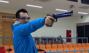 Hoang Xuan Vinh won two gold medals in the team competition at the Southeast Asian Shooting Association Championships which ended on December 17 in Singapore. — Photo vnexpress.net