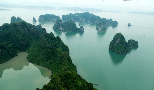 The UNESCO-recognized Ha Long Bay, one of the scenic spots that make Vietnam a must-see country in many foreigners' eyes