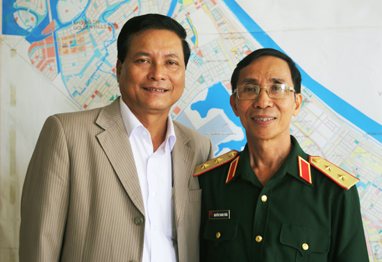 Trung tướng Nguyễn Thanh Tuấn, nguyên Cục trưởng Cục Tuyên huấn - Tổng cục Chính trị (phải) và Chủ tịch UBND quận Liên Chiểu Dương Thành Thị ôn lại kỷ niệm một thời ở Hồng Phước.