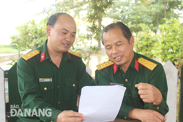 Trung tá Lê Xuân Đông (trái) đang tham mưu cho lãnh đạo Phòng Tuyên huấn Quân khu 5 kế hoạch tuyên truyền trong thời gian tới. Ảnh: T.Y