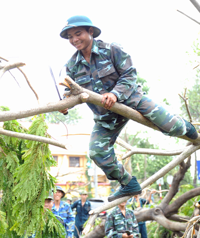 Bộ đội tham gia khắc phục hậu quả bão lũ - Ngọc Khang Huy