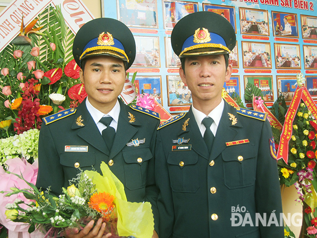 Thuyền trưởng Lê Trung Thành (phải) và chính trị viên Hoàng Văn Thường của tàu CSB 4033, hai chiến sĩ nhận Huy hiệu “Tuổi trẻ dũng cảm” do Trung ương Đoàn trao tặng. Ảnh: H.L