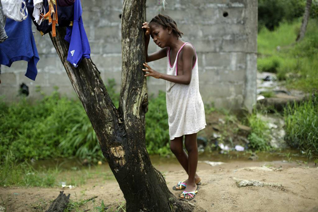 Bé gái Mercy Kennedy, 9 tuổi, ở Monrovia, Liberia buồn bã khóc lóc khi mẹ em bị nhiễm virus Ebola.