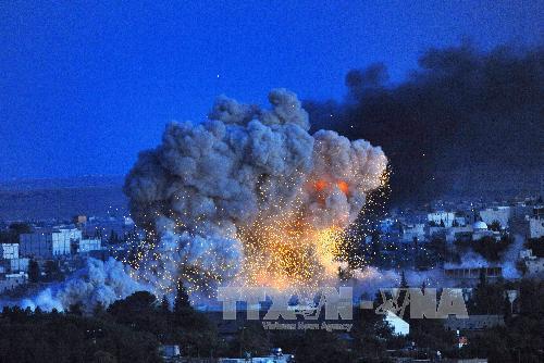 Thị trấn Kobane (Syria) sau một vụ nổ, nhìn từ làng Mursitpinar, tỉnh Sanliurfa, Thổ Nhĩ Kỳ ngày 20/10. 