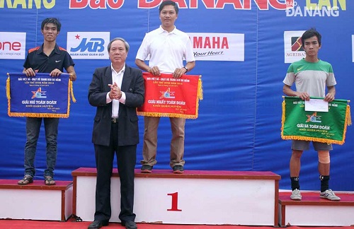 Da Nang Newspaper’s Deputy Editor-in-Chief, Truong Cong Dinh, and representatives of the districts category prizewinners