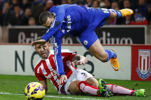 Pha vào bóng thô bạo của Phillip Bardsley với Eden Hazard - Ảnh: Reuters