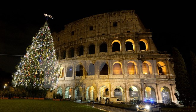 Đấu trường La mã Colosseum tại thủ đô Rome (Italy) được trang hoàng rực rỡ đón Giáng Sinh. 