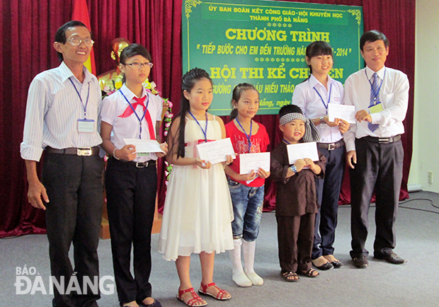 Chương trình “Tiếp sức đến trường” là một trong những hoạt động hiệu quả của Ủy ban Đoàn kết Công giáo thành phố.