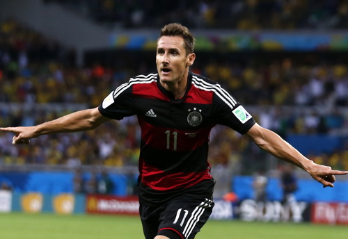 Miroslav Klose bay vào lịch sử