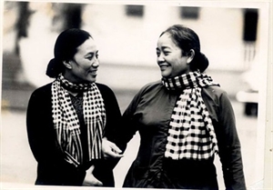 A photo of Nguyen Thi Binh (left) and liberation army commander Nguyen Thi Dinh during the American War (Photo: VNA)