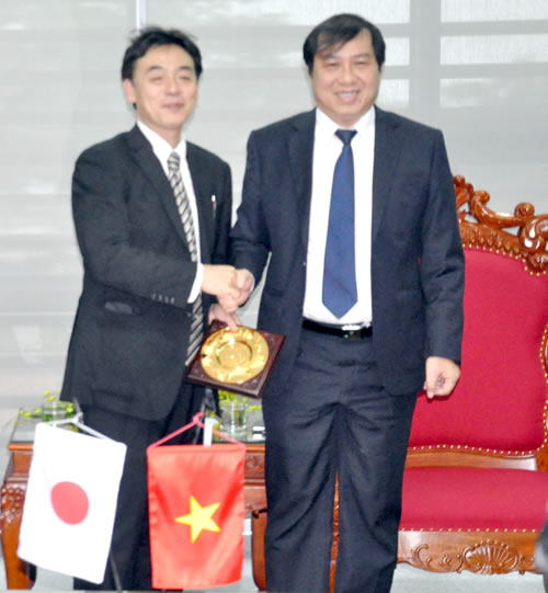 Mr Mutsuya (left) and Vice Chairman Tho (Source: www.cadn.com.vn)