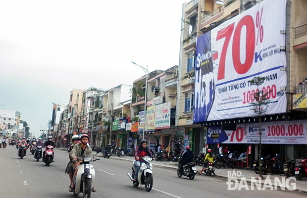 Nhiều cửa hàng đã bắt đầu khuyến mãi chào đón ngày phố chuyên doanh đi vào hoạt động. 		   Ảnh: HOÀNG HIỆP