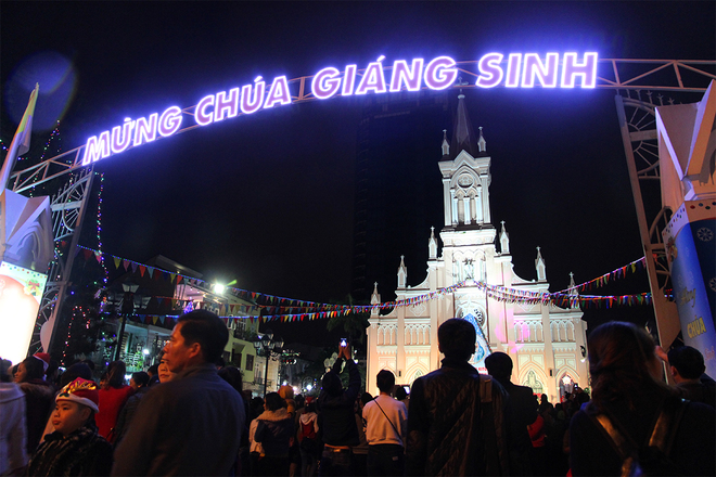 Tối 24/12, hàng nghìn người dân Đà Nẵng đã đổ đến các nhà thờ dự canh thức giáng sinh và thánh lễ. Thu hút đông người nhất là nhà thờ Chính tòa