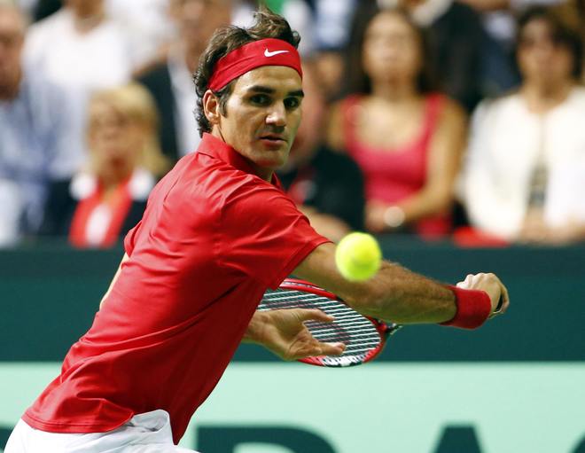  Roger Federer (tennis, Thụy Sĩ)  Tay vợt số hai thế giới chỉ giành được hai danh hiệu Grand Slam trong năm năm qua, và không thắng một Grand Slam nào ở mùa giải vừa rồi. Nhưng anh vẫn khiến giới chuyên môn và các cổ động viên phải ngưỡng mộ khi có một năm thi đấu ấn tượng ở tuổi 33. Đã ở tuổi có thể giải nghệ, nhưng ông bố bốn con vẫn cho thấy sự bền bỉ và đạt phong độ cao ổn định đáng kinh ngạc – gần tới mức tốt nhất trong sự nghiệp huy hoàng của anh. Trong năm 2014, Federer thắng năm trong 11 lần vào tới trận chung kết của tổng cộng 17 giải đấu tham gia. Anh còn thắng trận đánh đơn ở ngày thi đấu cuối của loạt chung kết Davis Cup, góp phần giúp Thụy Sĩ lần đầu đăng quang ở giải đấu đồng đội này. Đây cũng là danh hiệu đáng chú ý duy nhất còn thiếu trong bộ sưu tập đồ sộ đã có 17 chiếc Cup Grand Slam của anh. Không đoạt lại được ngôi số một thế giới từ tay Novak Djokovic, nhưng Federer chính là tay vợt nam thắng nhiều trận nhất trong năm qua.