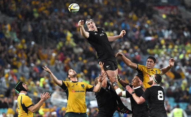  Brodie Retallick (bóng bầu dục, New Zealand)  Cầu thủ cản phá 23 tuổi cao 2,04 mét này được bình chọn là Cầu thủ bóng bầu dục hay nhất thế giới của năm. Trong năm qua, anh là thành viên quan trọng giúp All Blacks (đội tuyển New Zealand) có mạch thắng 17 trận liên tiếp, đoạt Cup Bledisloe khi thắng Australia, và lần thứ ba liên tiếp vô địch Rugby Championship – giải đấu quốc tế uy tín được tổ chức hằng năm có sự tham gia của các đội ở Nam bán cầu (Australia, New Zealand, Nam Phi, và Argentina).