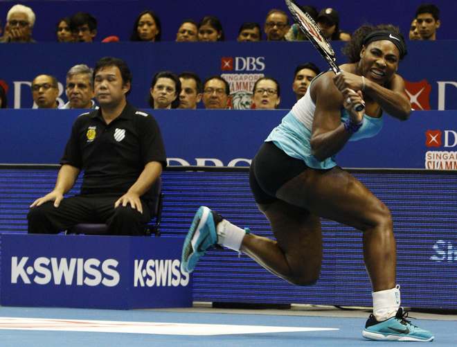  Serena Williams (tennis, Mỹ)  Trong một năm mà bệnh tật và chấn thương hầu như không bao giờ chịu rời xa, cô em nhà Williams vẫn giành được tới bảy danh hiệu cùng hiệu số trận thắng thua 52-8. Với chức vô địch Mỹ Mở rộng vào cuối năm, tay vợt này đã có tổng cộng 18 danh hiệu Grand Slam để góp mặt trong nhóm ba người giành nhiều danh hiệu đơn nữ Grand Slam thứ hai trong kỷ nguyên Open (ngang với hai huyền thoại Chris Evert, Martina Navratilova, và kém bốn so với kỷ lục gia Steffi Graf).  Serena còn kết thúc năm với vị trí số một nữ thế giới sau khi đoạt thêm cả chức vô địch WTA Finals – giải đấu danh giá dành cho tám tay vợt mạnh cuối năm, tổ chức ở Singapore. Khi còn đủ sức để thi đấu, dường như chỉ có Serena mới có thể đánh bại được Serena.