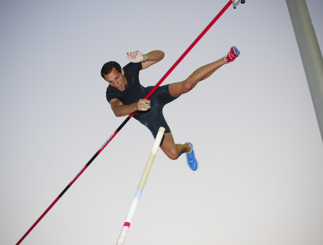  Renaud Lavillenie (nhảy sào, Pháp)  VĐV 28 tuổi này đã vượt qua mức xà ngoạn mục 6,16 mét, hồi tháng hai, tại giải đấu trong nhà ở Donetsk, Ukraina. Huyền thoại Sergey Bubka hôm đó cũng có mặt và được trực tiếp chứng kiến kỷ lục thế giới 6,15 mét mà ông làm chủ suốt 21 năm qua bị phá vỡ. Lavillenie cần tới ba lần nhảy mới qua mức 6,01 mét, nhưng sau đó bay qua mức xà kỷ lục mới ngay ở lần nhảy đầu tiên. Mục tiêu tiếp theo của anh là phá tiếp kỷ lục thế giới khác của Bubka khi thi đấu ngoài trời (6,14 mét).