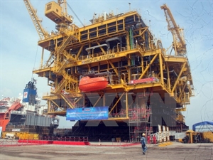 The upper infrastructure of the HRD process platform was handed over to the Indian oil and gas company (Photo: VNA)