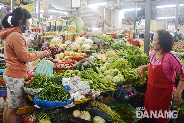 Các mặt hàng rau, củ, quả vẫn không giảm giá.